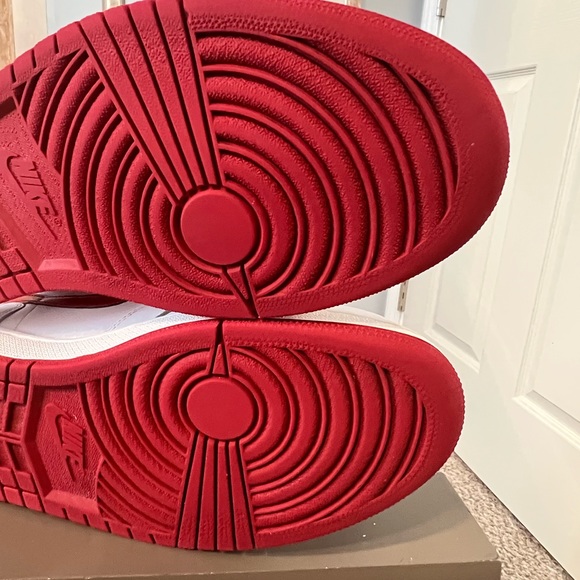 Air Jordan 1 Retro High OG 'Metallic Red - Picture 9 of 9